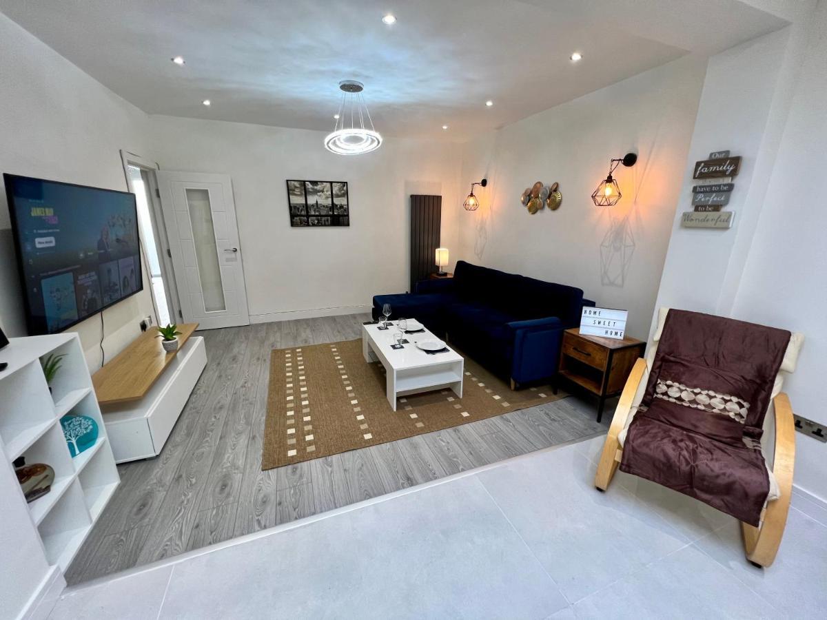 ロンドン Wembley Stadium 5 Star Brand New Luxury Sleeps 14 With Parkingヴィラ エクステリア 写真
